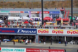 F1マシンなどが潜む正面パドック